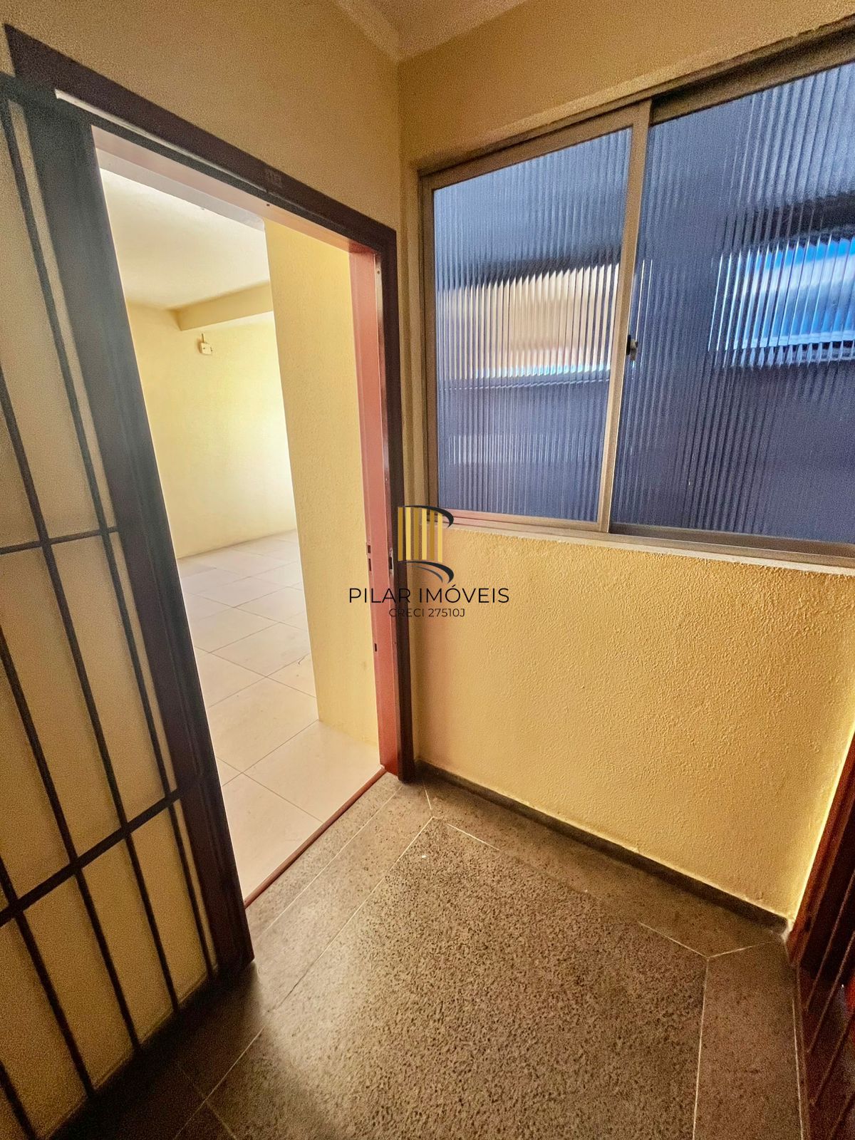 Sala comercial, Av Assis Brasil, 34 m², prédio com elevador, sala com banheiro