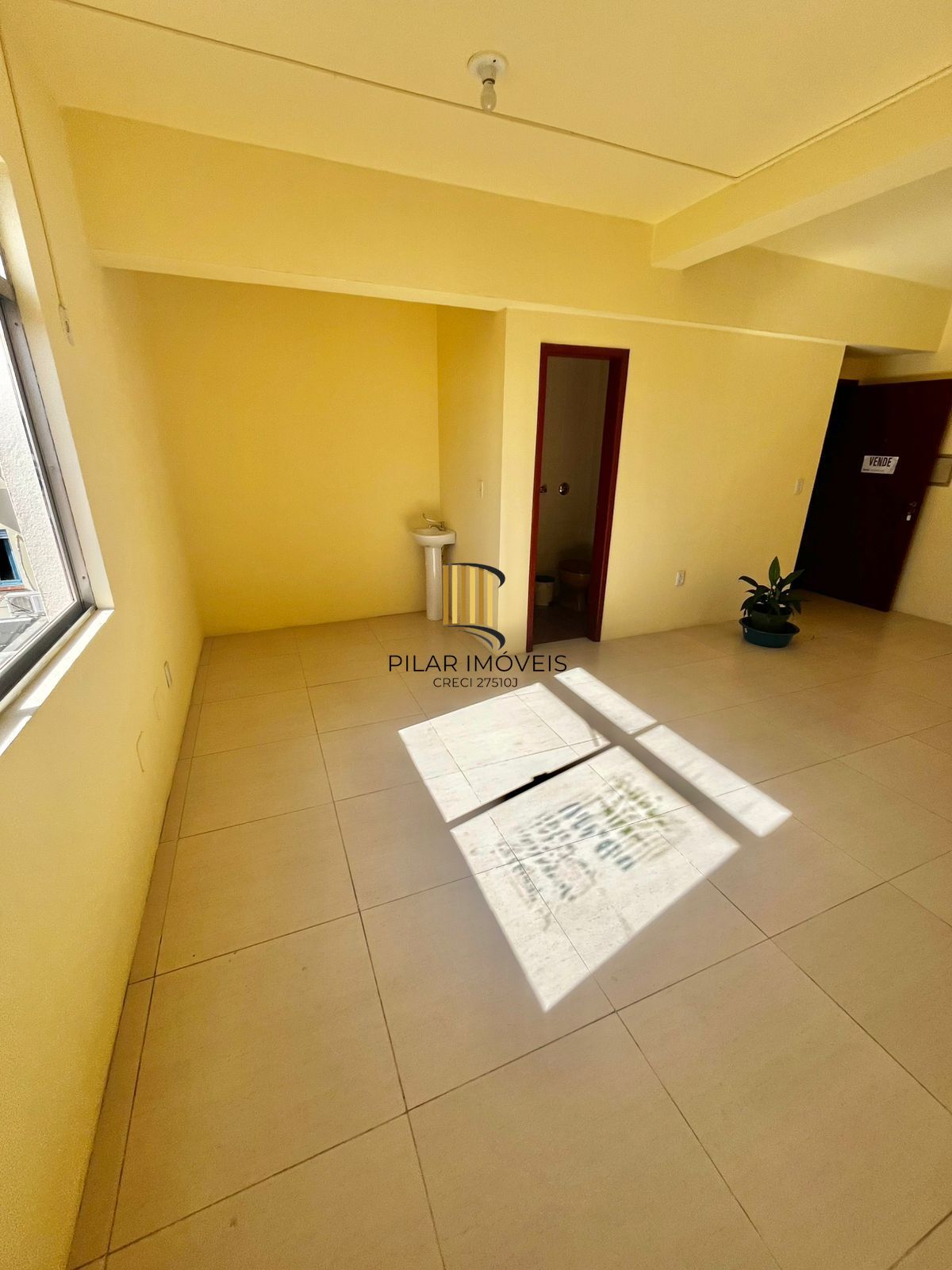 Sala comercial, Av Assis Brasil, 34 m², prédio com elevador, sala com banheiro