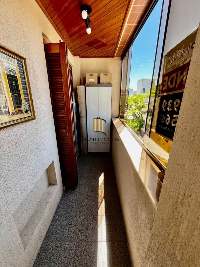 Apto no Passo da Areia de 03 dorm com suíte, sala com 02 ambientes e 01 vaga