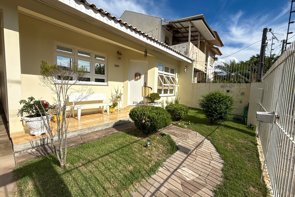 Casa 3 dormitórios no bairro Igara