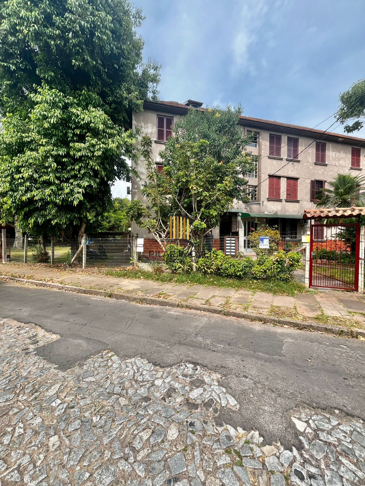 Apto térreo de 02 dorm, sala, banho, cozinha, reformado, com vaga de convenção - Pilar Imóveis