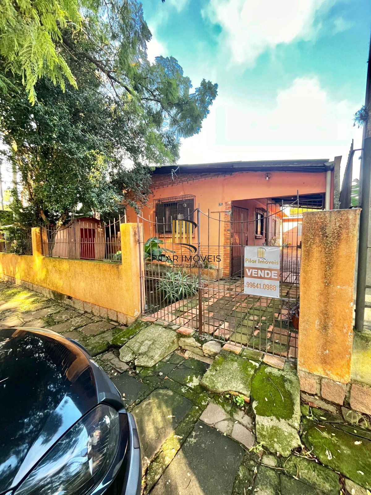 Casa na Rua Marista, Partenon, com 11,00 de frente por 23,00 de frente a fundos