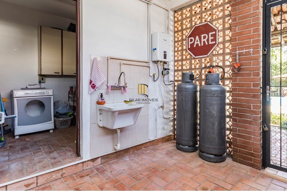 Casa 3 dormitórios no bairro Guarujá