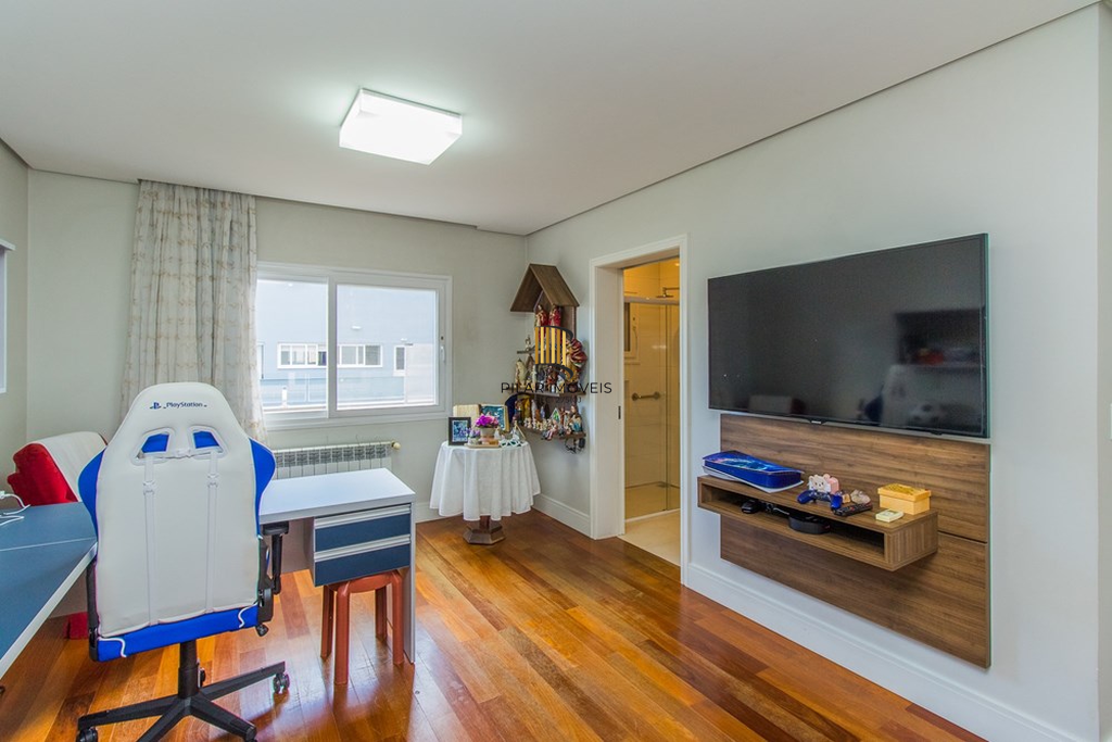 Casa 4 dormitórios no bairro Igara