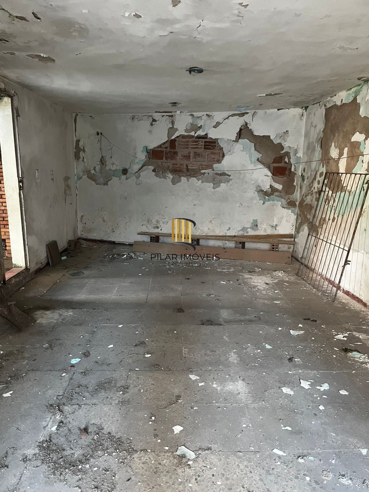 Casa no Passo da Areia, precisa reformas, terreno de 270 m²