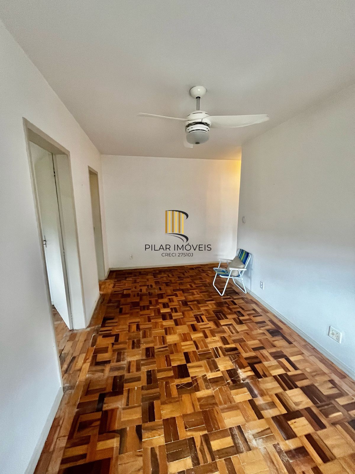 Apto de 01 dorm no Passo da Areia, sala, cozinha, banheiro e área.