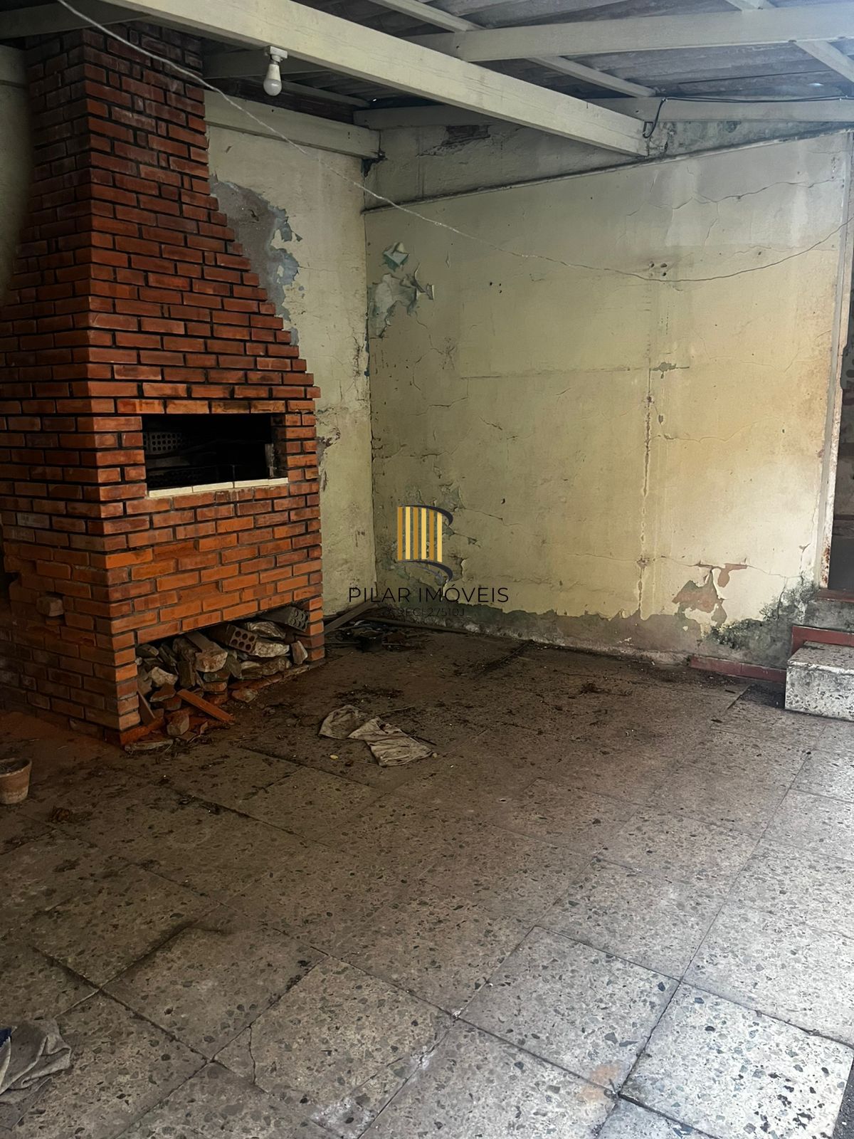 Casa no Passo da Areia, precisa reformas, terreno de 270 m²
