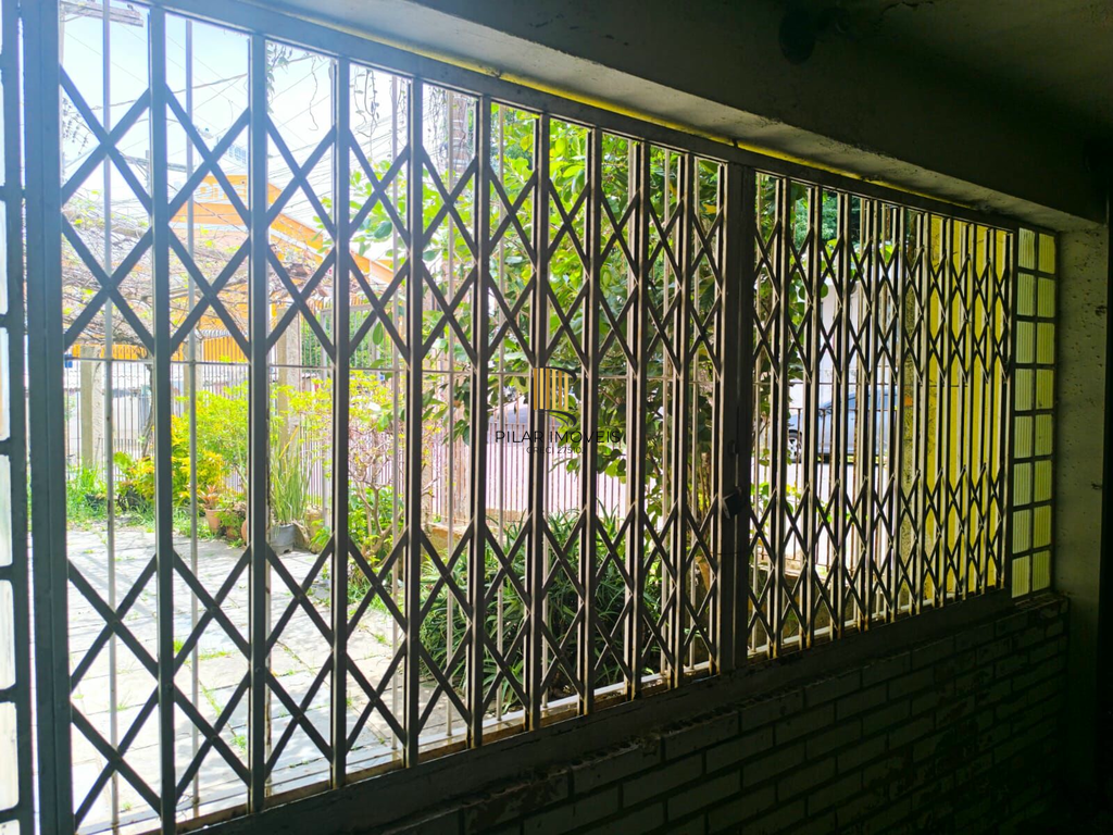 Casa 3 dormitórios no bairro Azenha