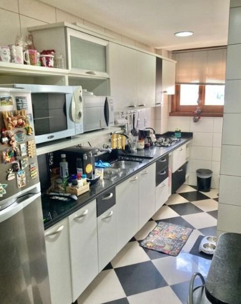 Excelente cobertura, 03 dorm com suite, churrasqueira, piscina e vista.