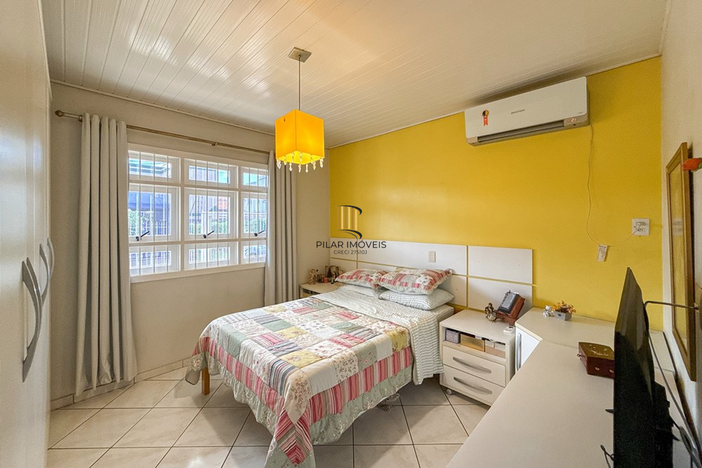 Casa 3 dormitórios no bairro Igara