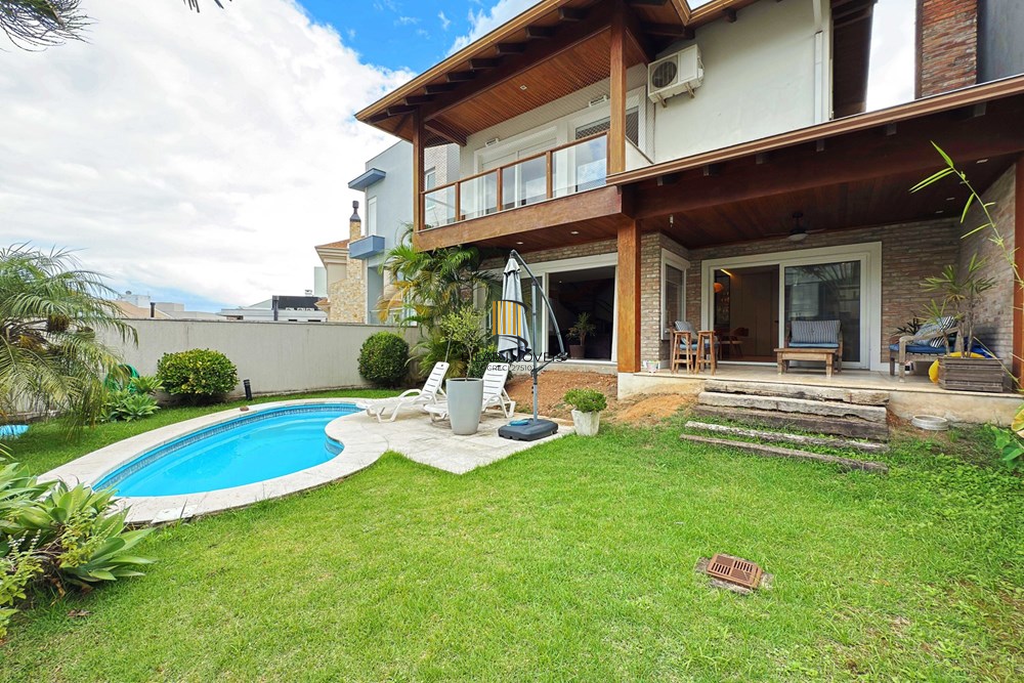 Casa 3 dormitórios no bairro Hípica