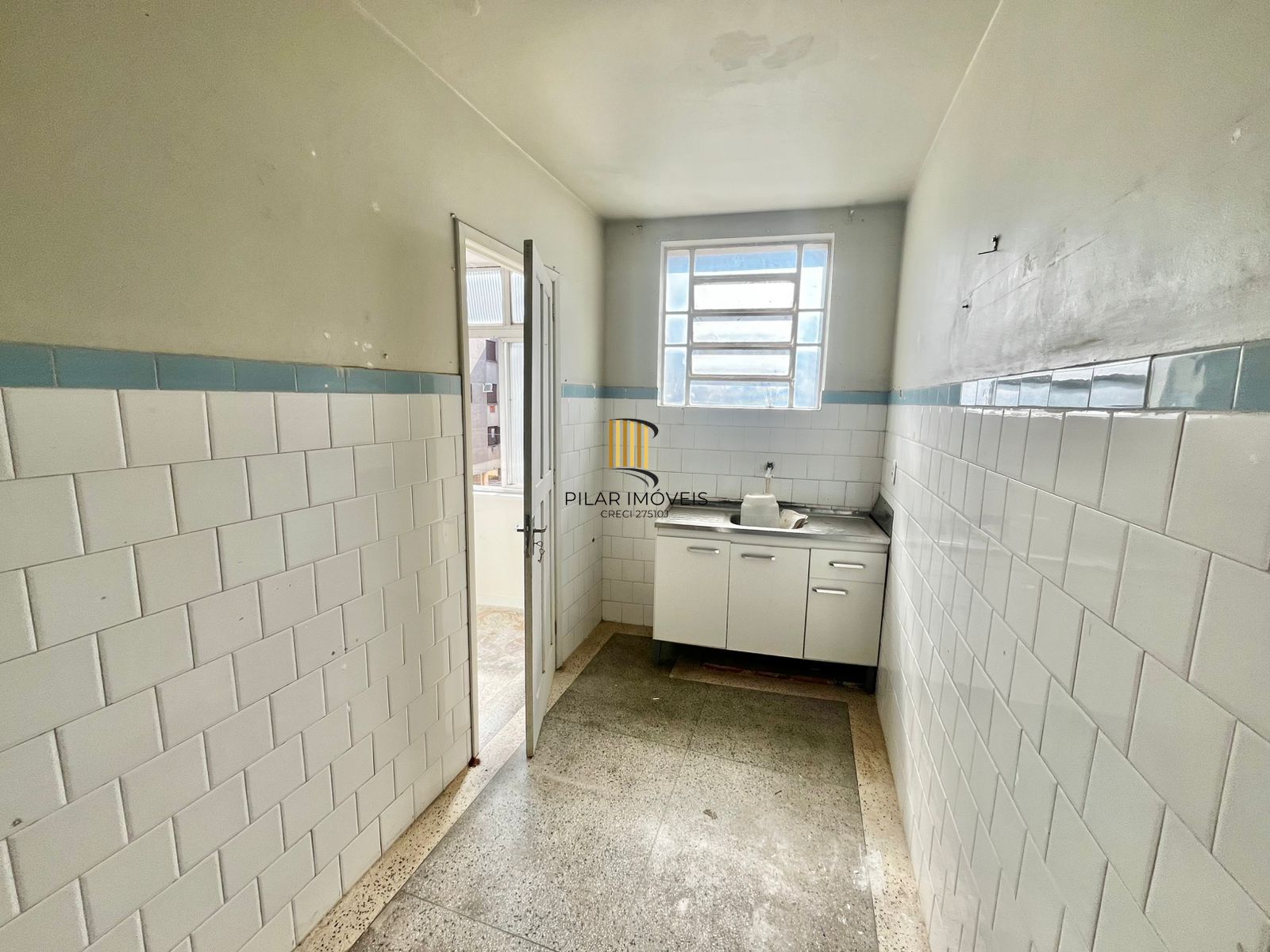 Apto de 01 dorm, no Passo da Areia, 45 m2, 2 lances de escada, ótima localização