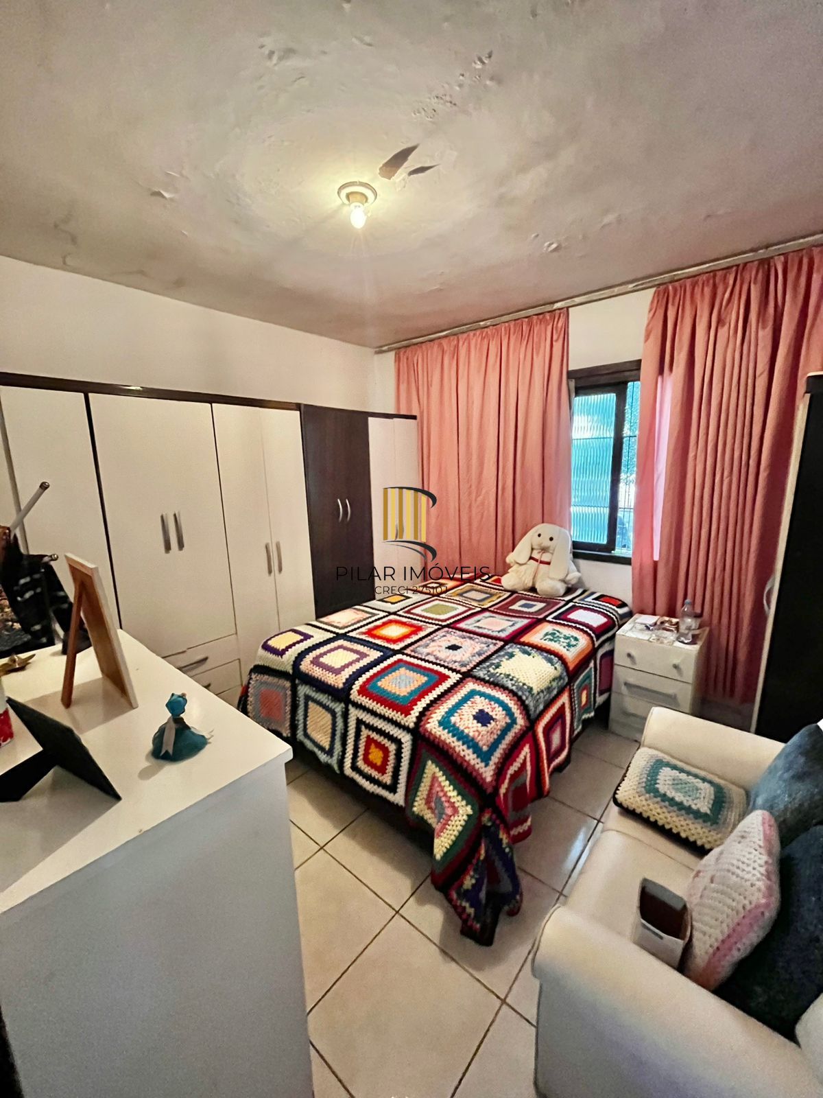 Casa na Rua Marista, Partenon, com 11,00 de frente por 23,00 de frente a fundos