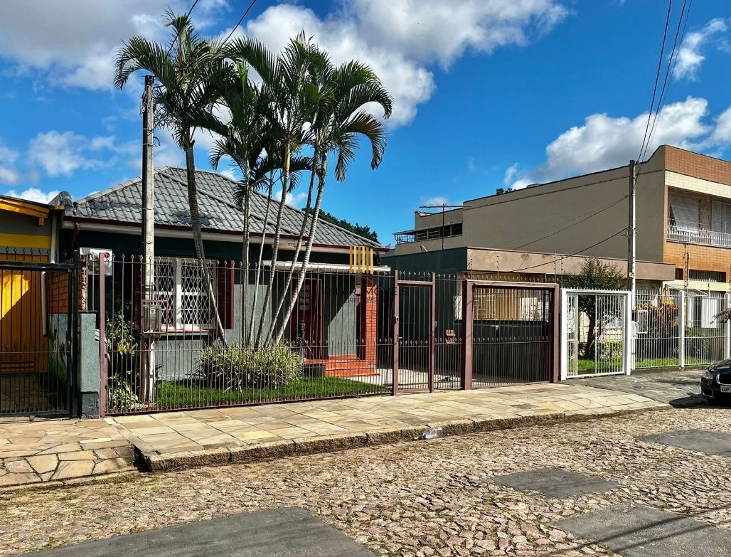 Casa toda reformada, 135 m² de área construída, churrasqueira e piscina