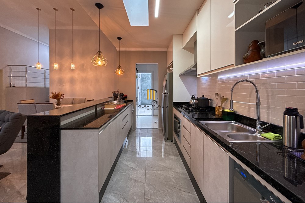Casa 5 dormitórios no bairro Igara