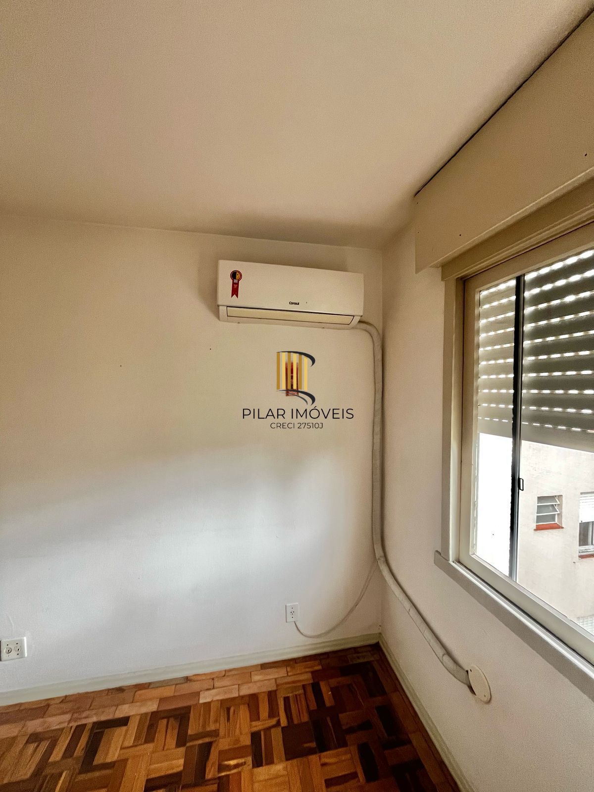 Apto de 01 dorm no Passo da Areia, sala, cozinha, banheiro e área.