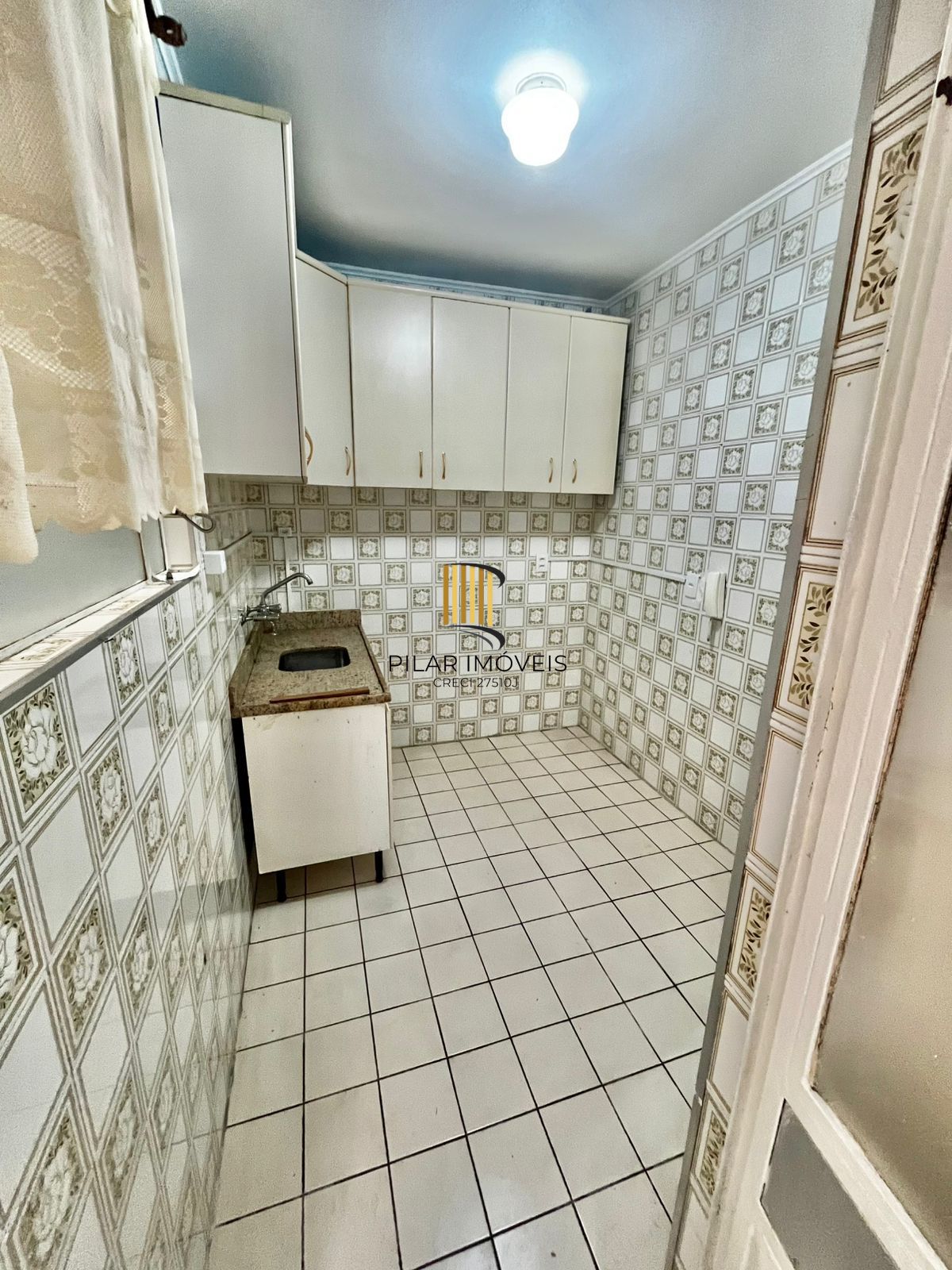 Apto térreo, 01 dorm, água quente, área fechada, 50 m², 200 m do Shopping Wallig
