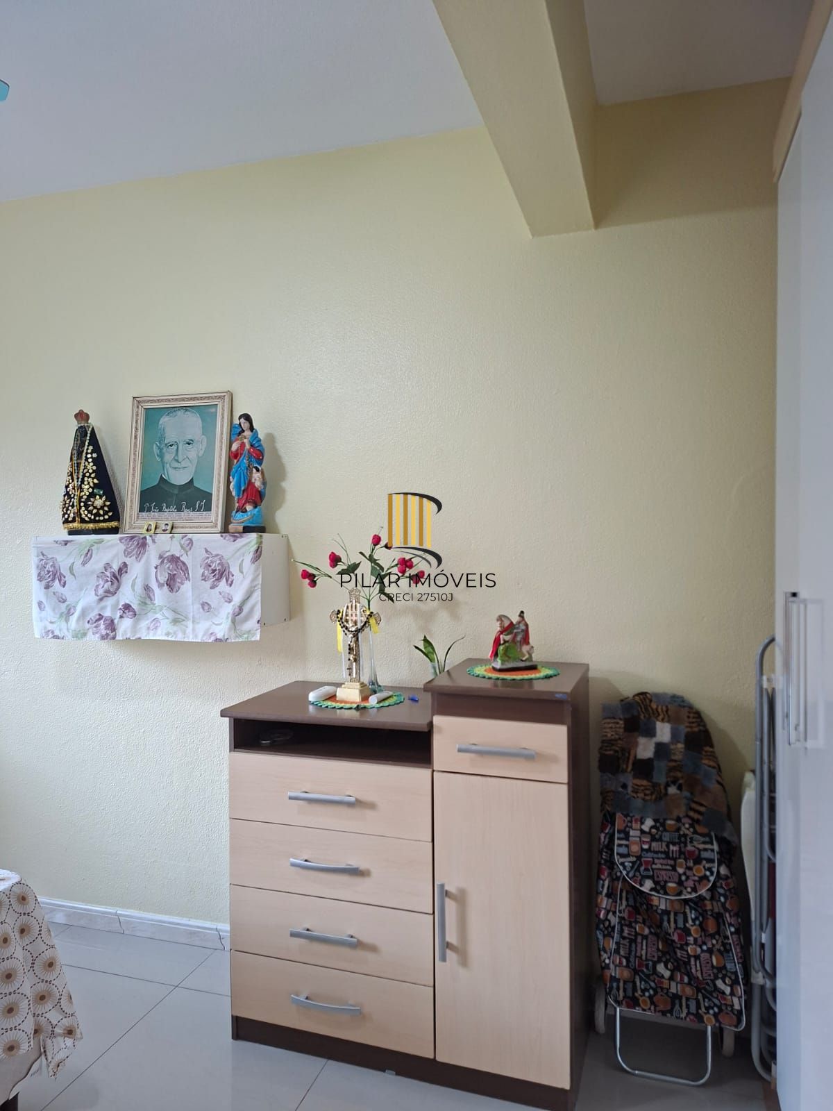 Apto térreo, 01 dormitório, reformado, boa posição solar, frente, Morro Santana