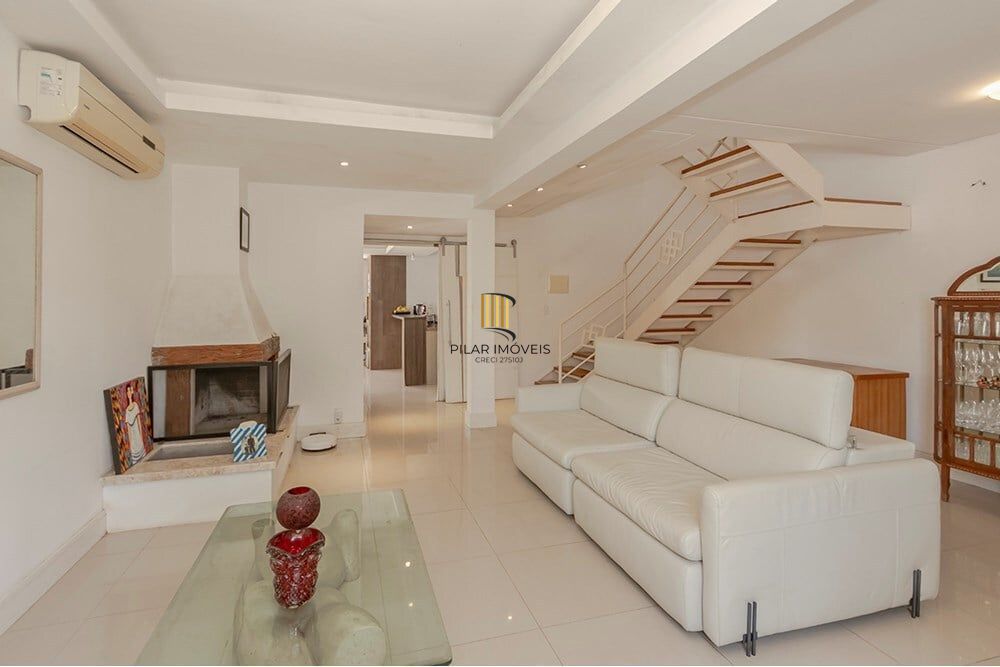 Casa 4 dormitórios no bairro Lomba do Pinheiro