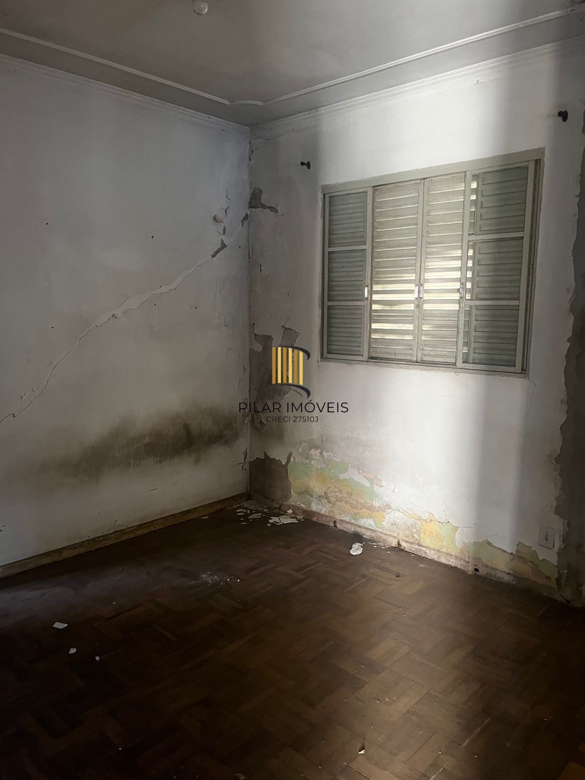 Casa no Passo da Areia, precisa reformas, terreno de 270 m²