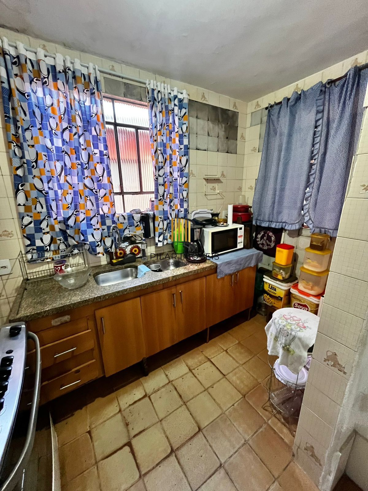 Casa na Rua Marista, Partenon, com 11,00 de frente por 23,00 de frente a fundos