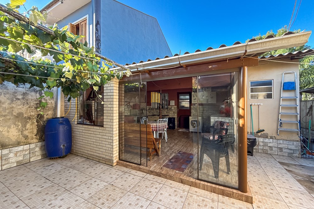 Casa 3 dormitórios no bairro Igara