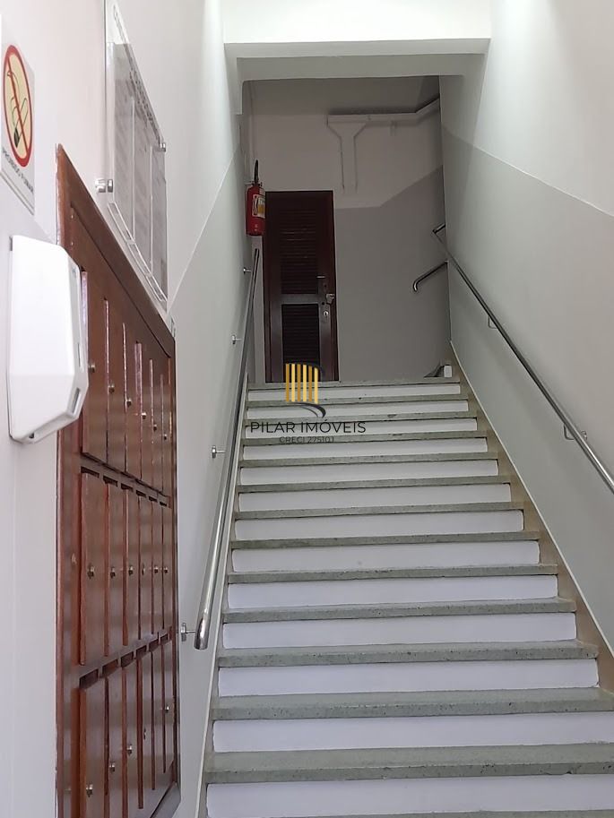 Vende apto de 02 dormitórios, sala, banheiro, cozinha e área de serviço