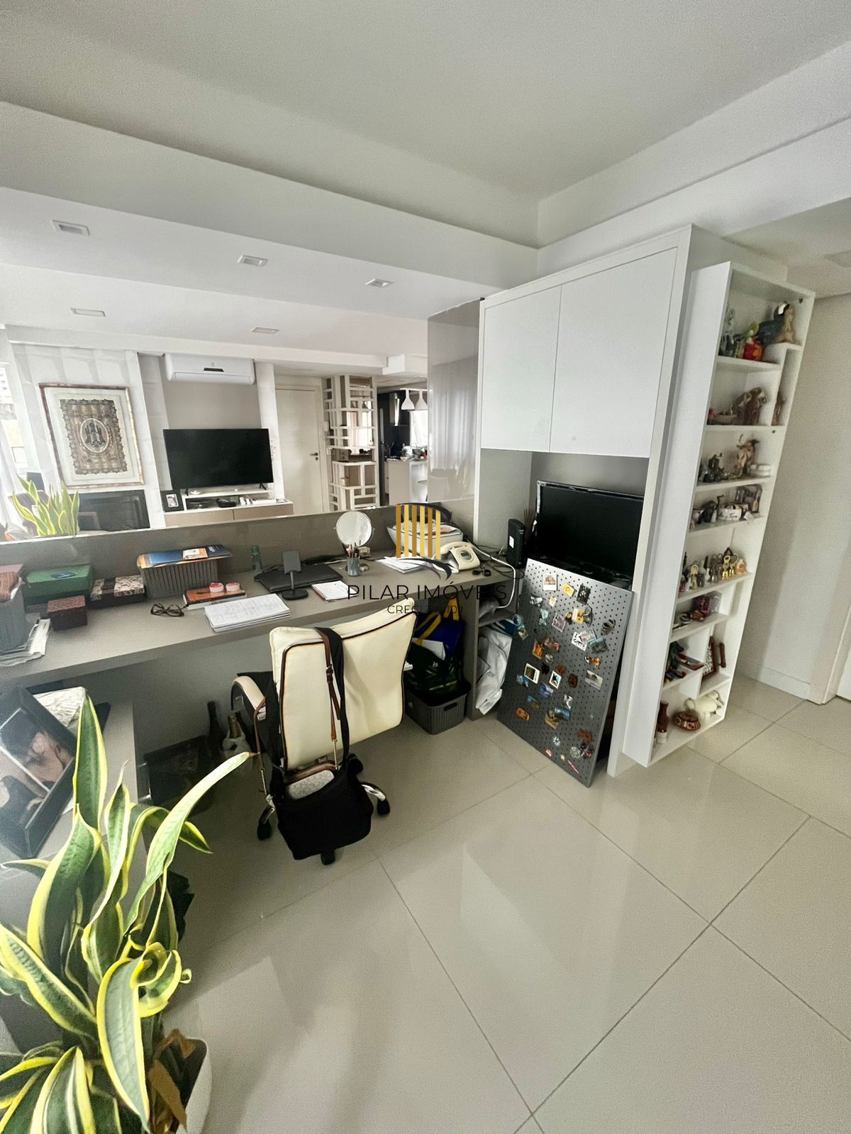 Apto de 03 dorm, sendo 01 suíte, 02 vagas, 103 m2, na João Obino, semi mobiliado