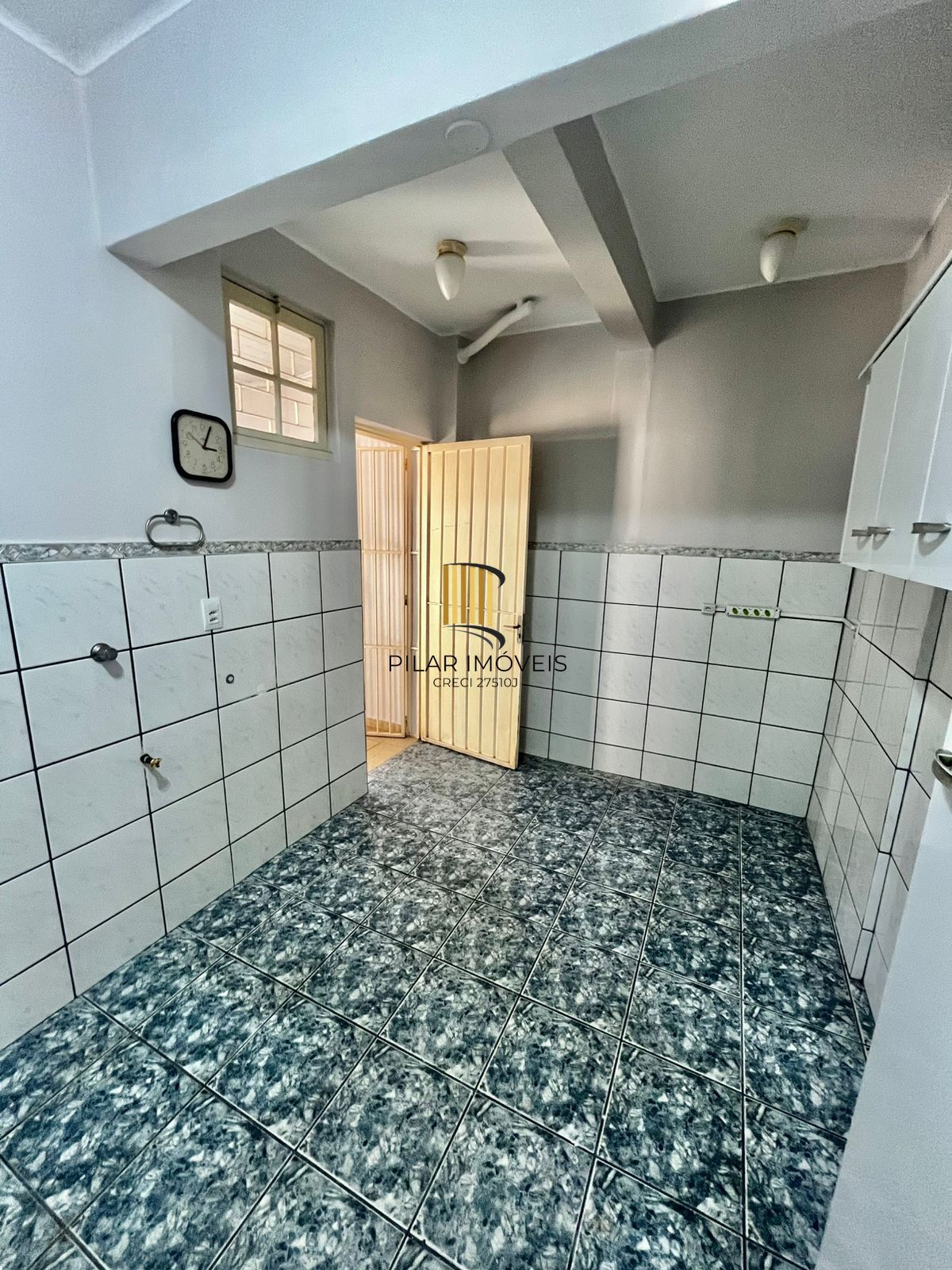 Apto térreo de 02 dorm, sala, banho, cozinha, reformado, com vaga de convenção