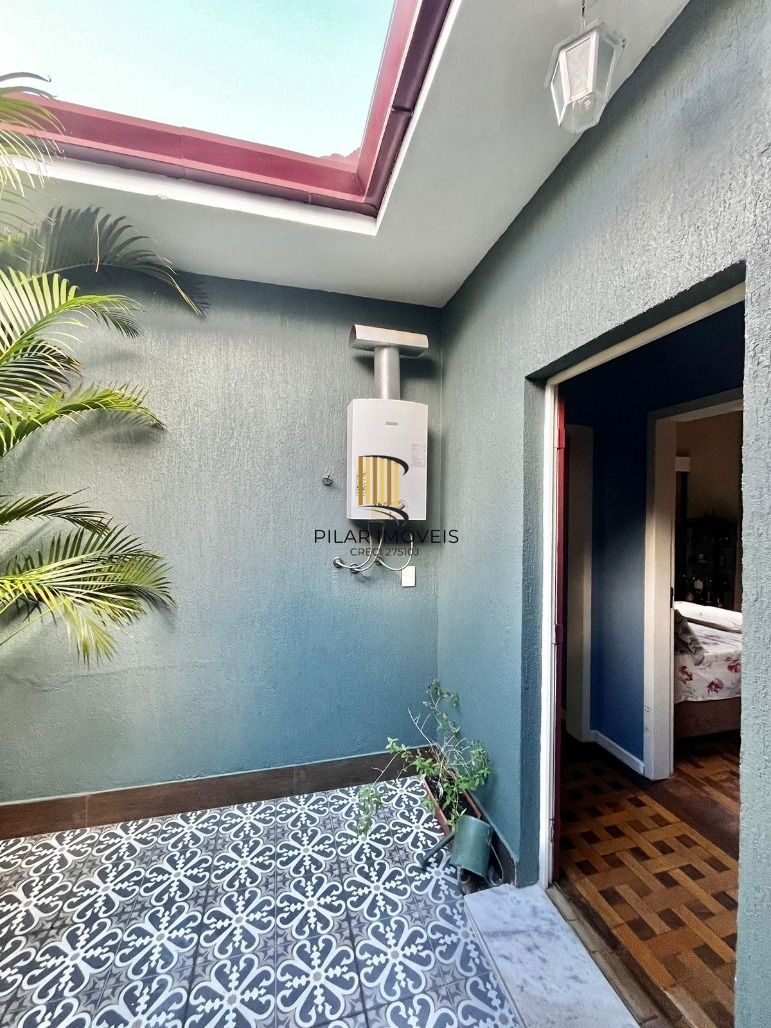 Casa toda reformada, 135 m² de área construída, churrasqueira e piscina