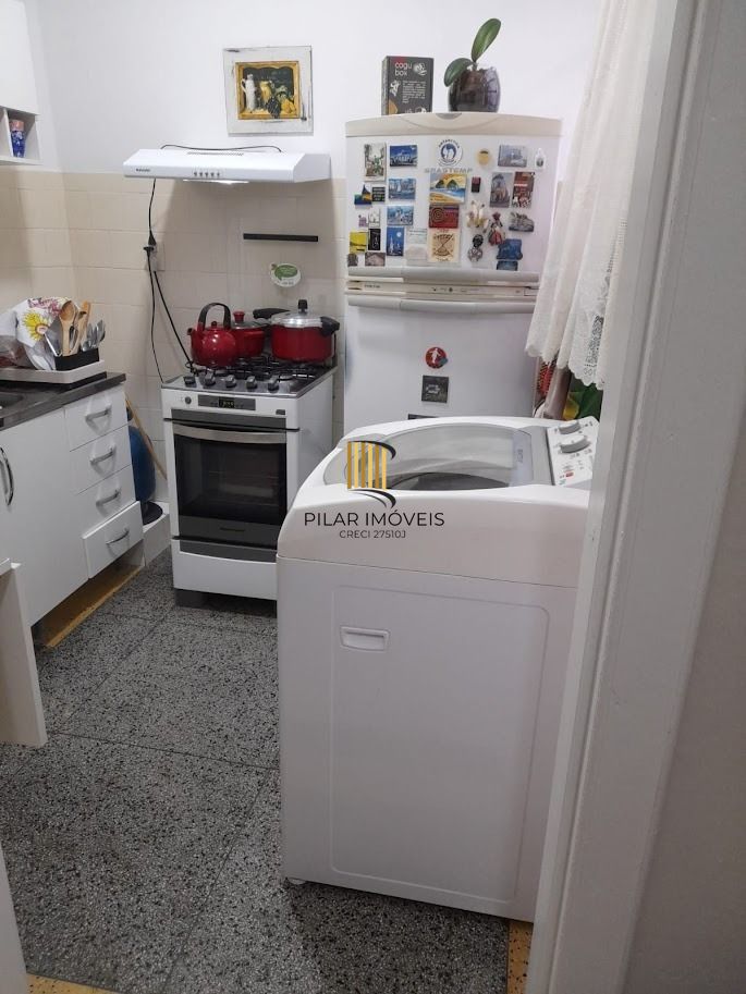 Vende apto de 02 dormitórios, sala, banheiro, cozinha e área de serviço