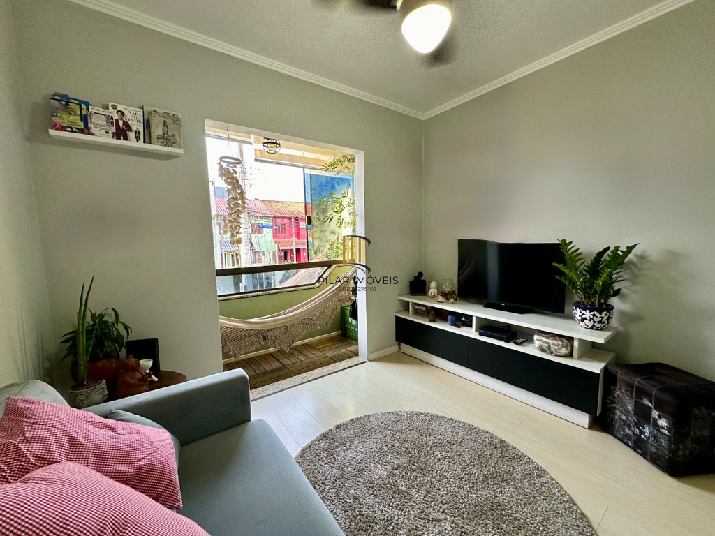 Casa 2 dormitórios no bairro Hípica