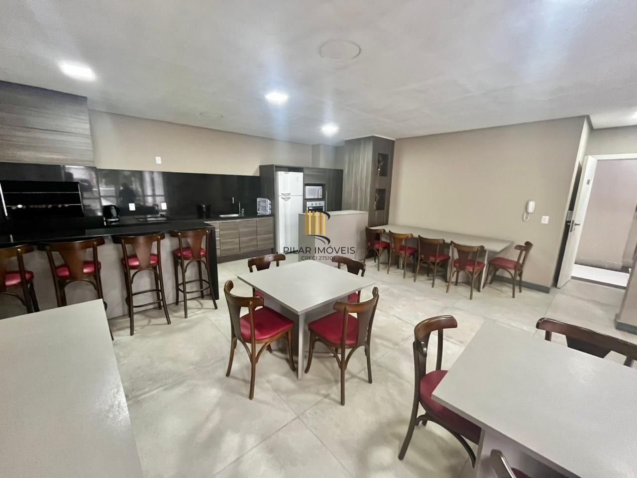 Apto de 03 dorm, sendo 01 suíte, 02 vagas, 103 m2, na João Obino, semi mobiliado