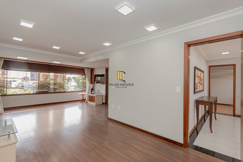 Casa 6 dormitórios no bairro Vila Jardim