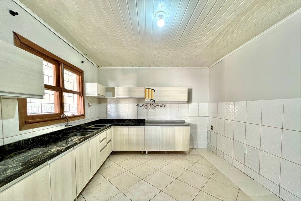 Casa 5 dormitórios no bairro Igara