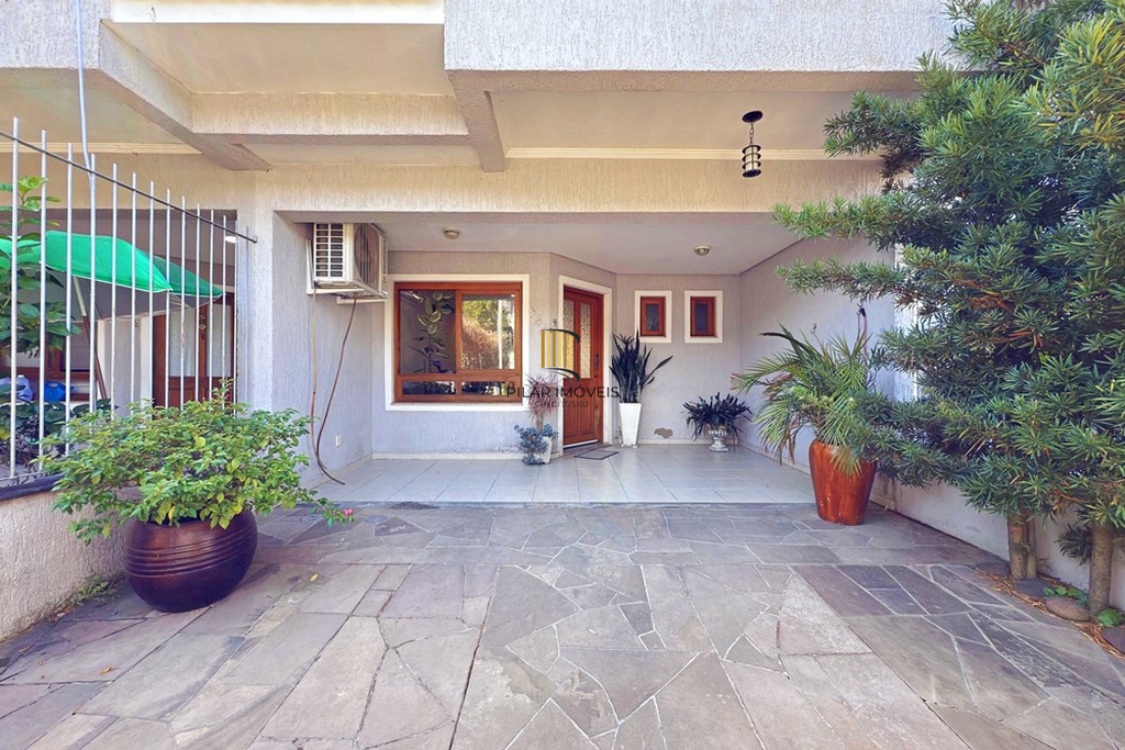 Casa 3 dormitórios no bairro Hípica