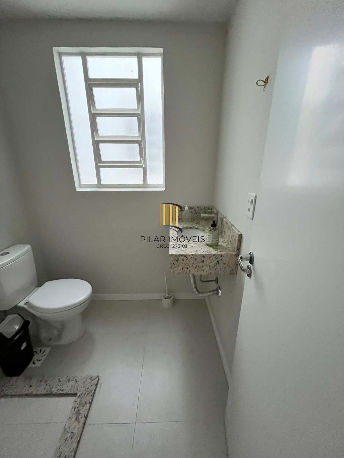 Lindo apto de 01 dorm, com 40,5 m2, no Passo da Areia, próximo ao Shopping Wallig