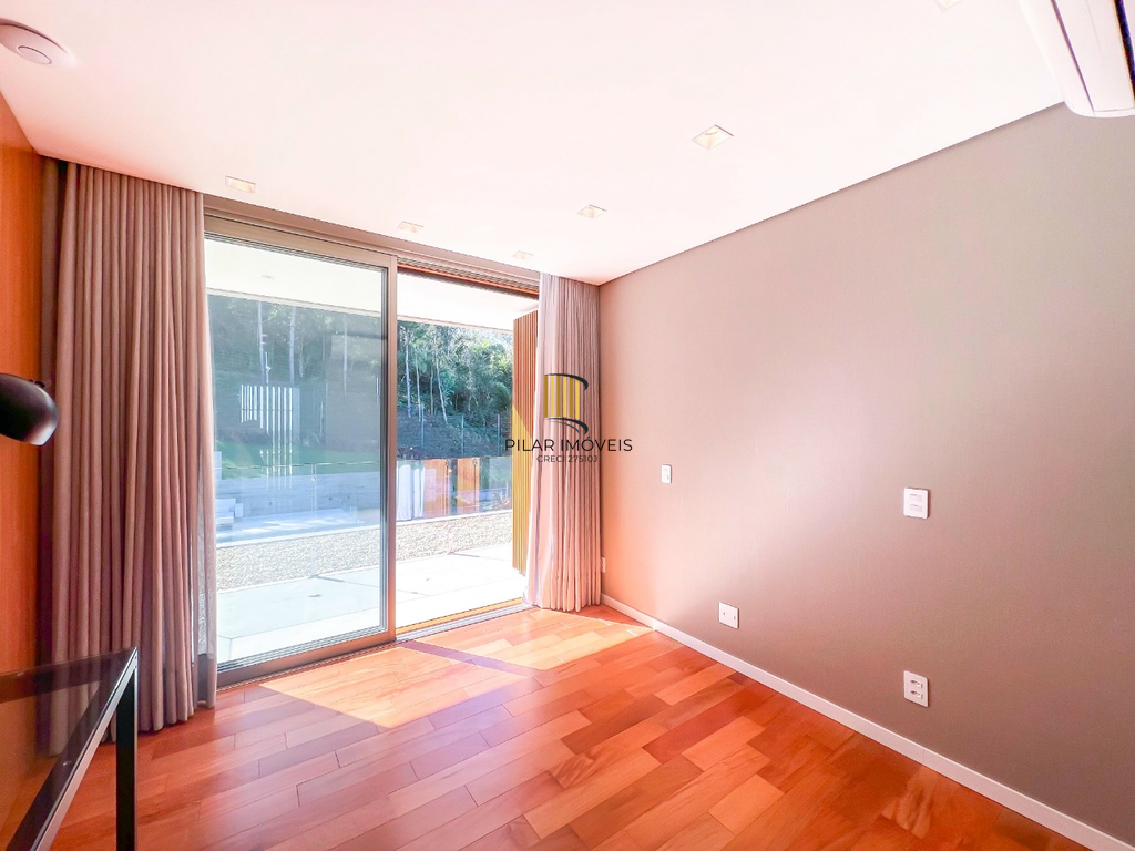 Casa de Condomínio 4 dormitórios no bairro Vila Nova