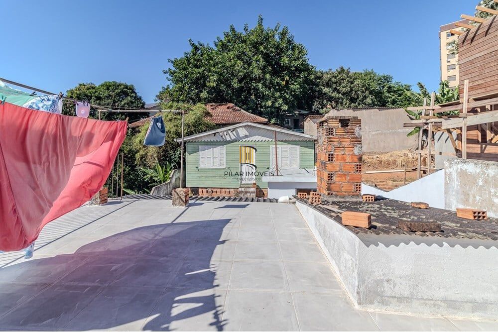 Casa 6 dormitórios no bairro Passo da Areia