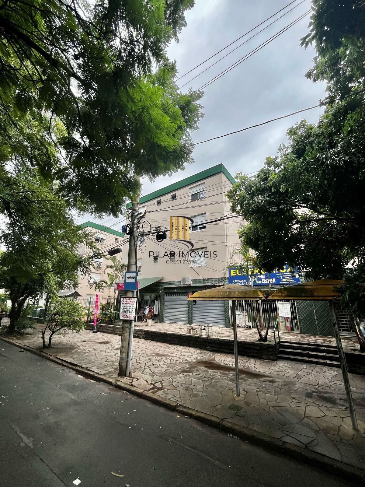 Apto de 01 dorm no Passo da Areia, sala, cozinha, banheiro e área.
