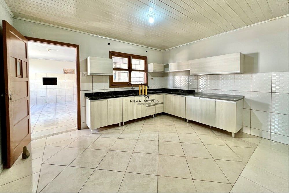 Casa 5 dormitórios no bairro Igara