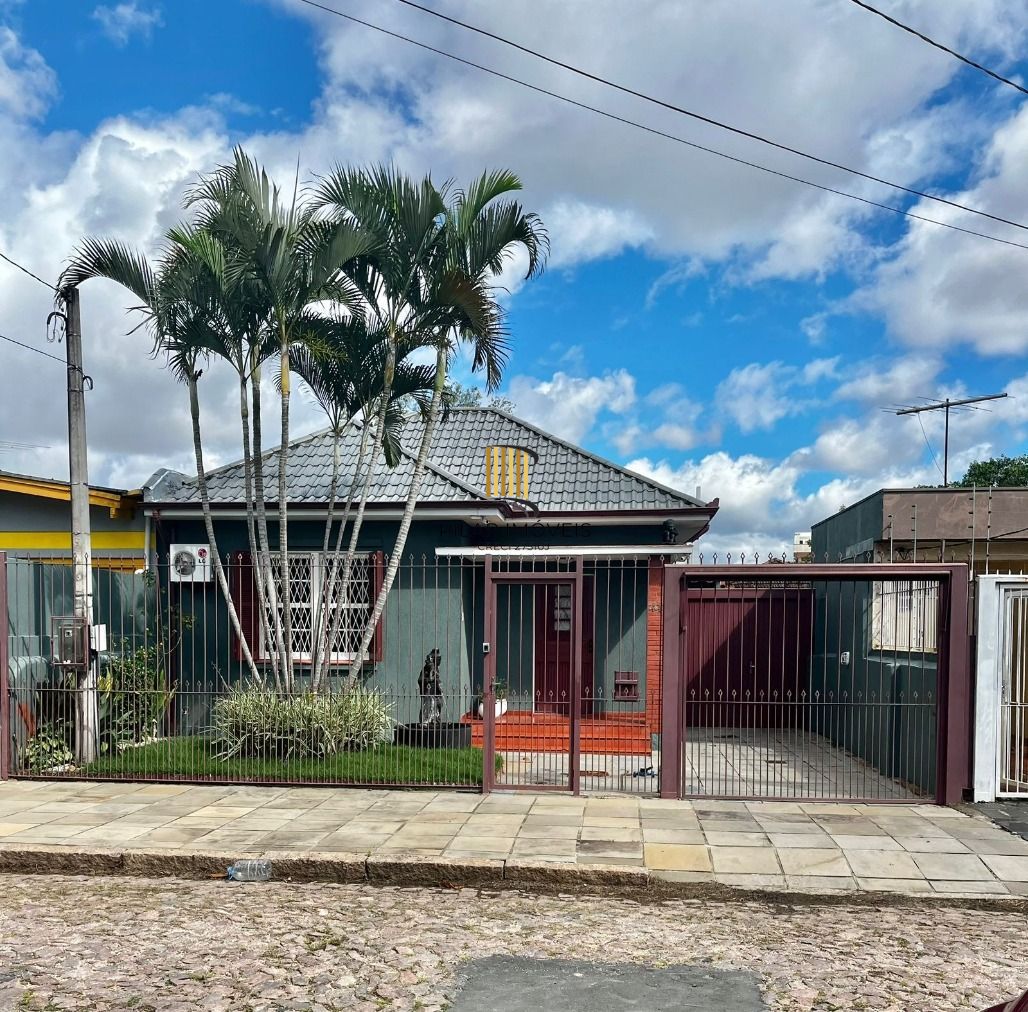 Casa toda reformada, 135 m² de área construída, churrasqueira e piscina