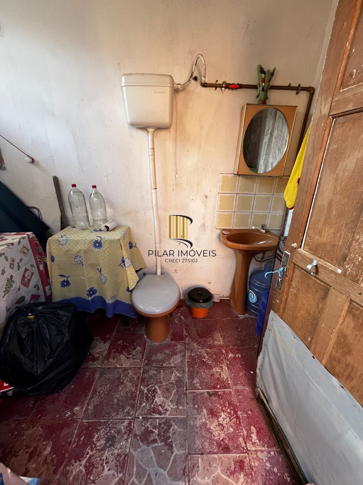 Casa na Rua Marista, Partenon, com 11,00 de frente por 23,00 de frente a fundos