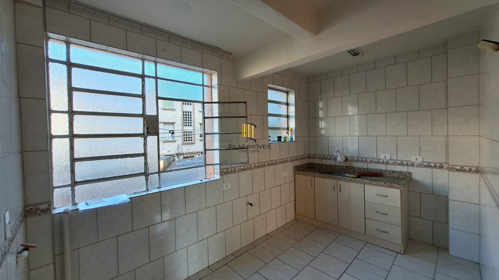 Apto de 02 dorm, sala, banho, cozinha, reformado, desocupado e vaga coberta.