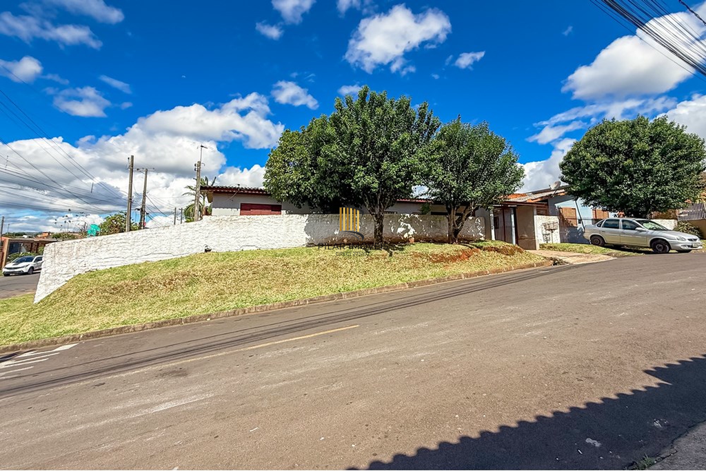 Casa 4 dormitórios no bairro Capão da Cruz