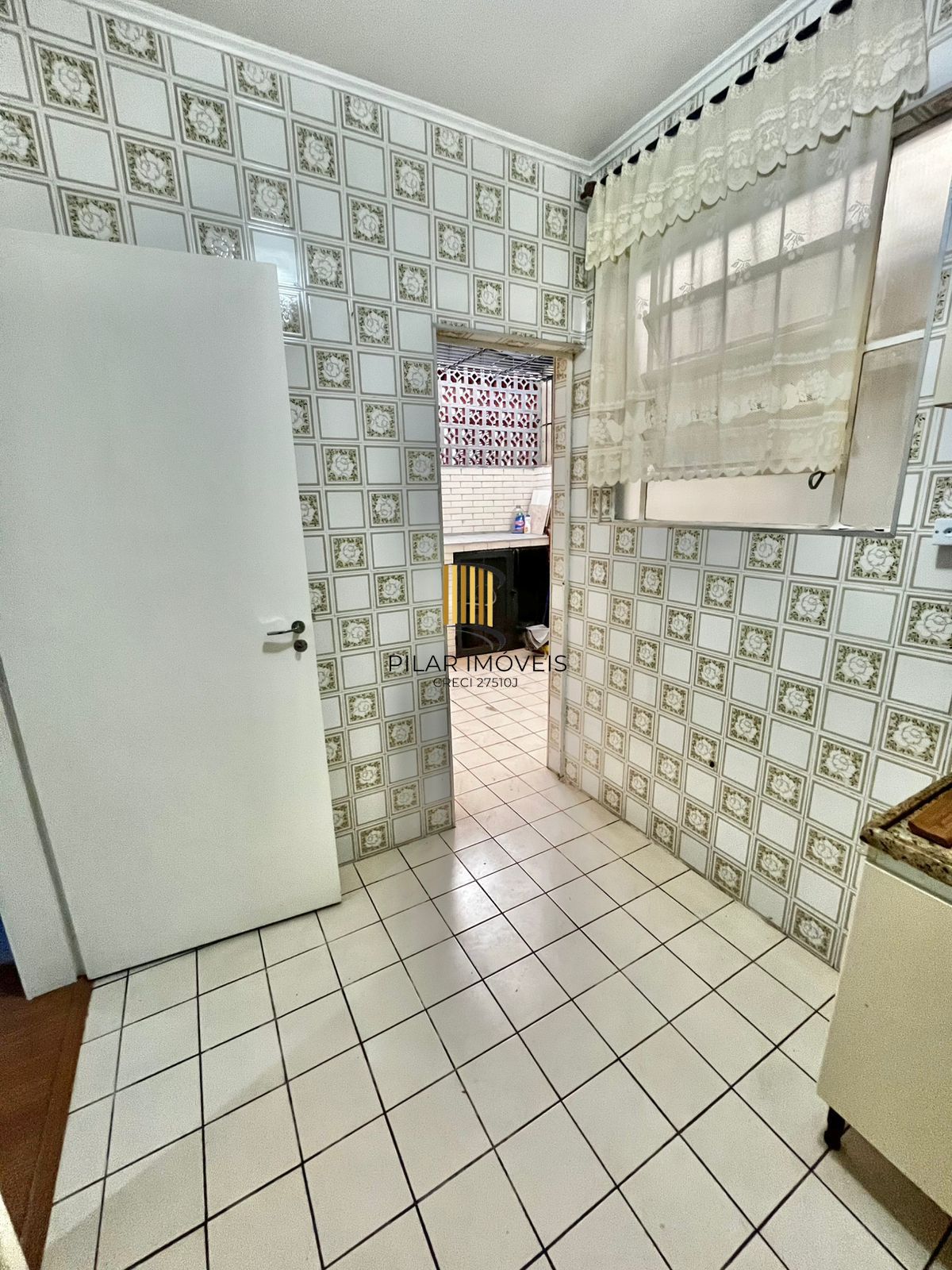 Apto térreo, 01 dorm, água quente, área fechada, 50 m², 200 m do Shopping Wallig