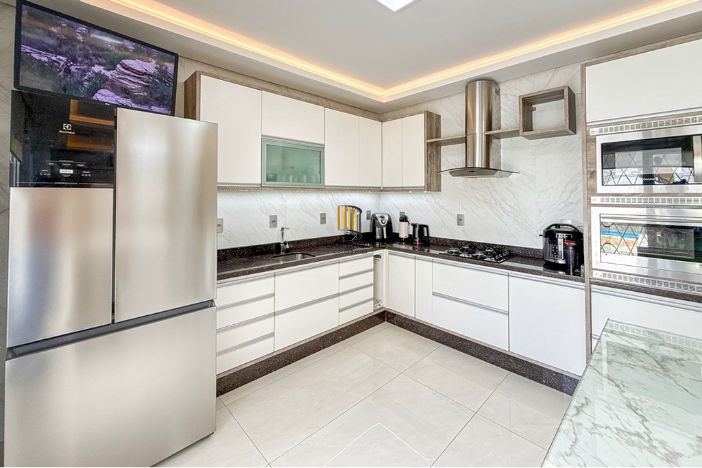 Casa 3 dormitórios no bairro Igara