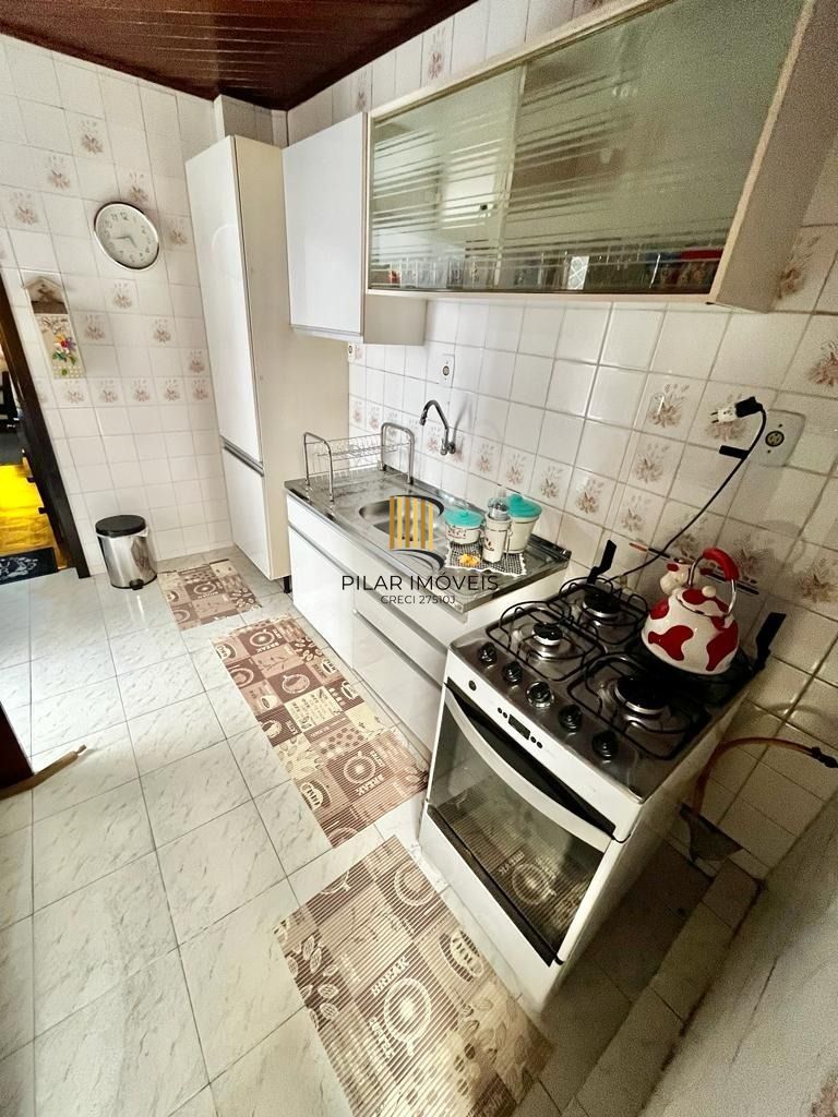 Vende-se apto térreo, com 03 dormitórios, sala com 02 ambientes