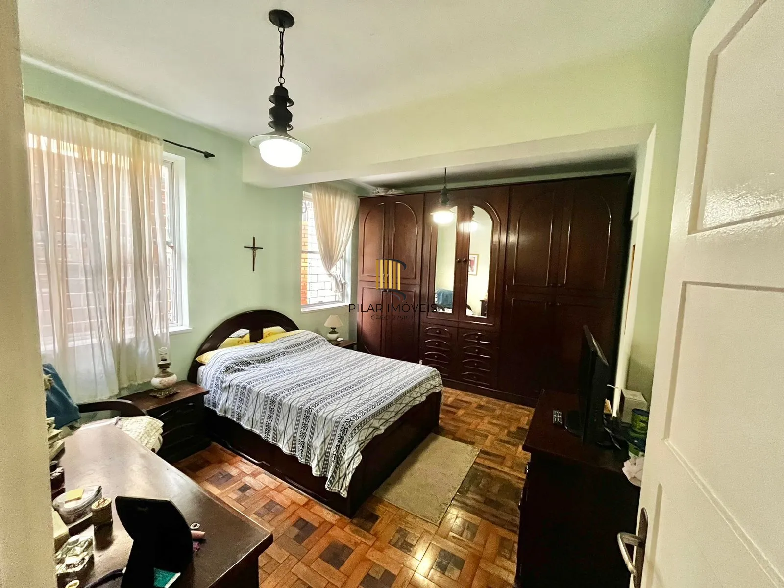 Apto térreo de 03 dorm, sala, banho, cozinha, reformado, com vaga de garagem.