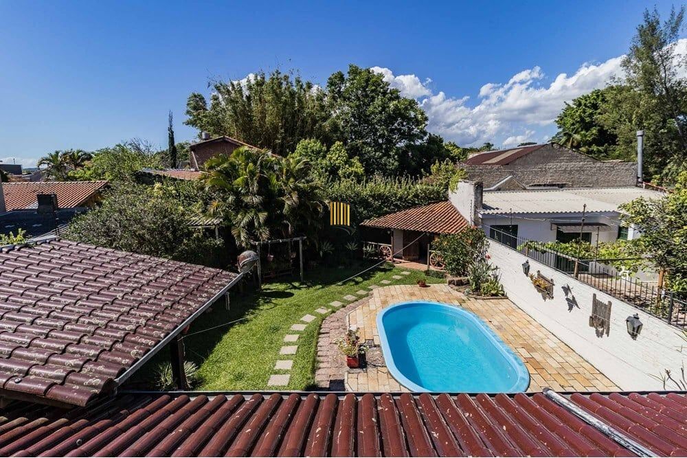 Casa 3 dormitórios no bairro Guarujá